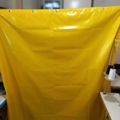 اجرای پرده برزنتی درب ورودی استخر ارتفاع 2 متر و 30 سانت در عرض 2 متر